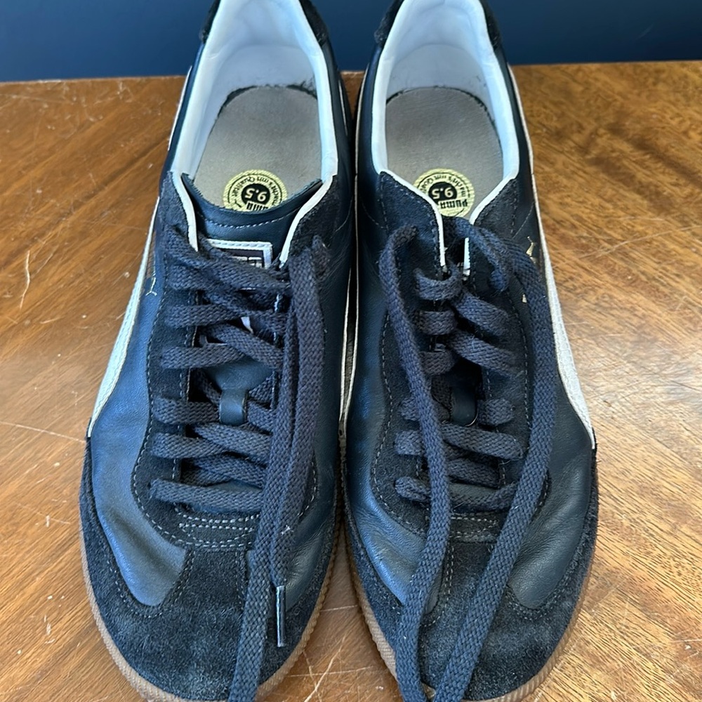 Mens puma sneaks.